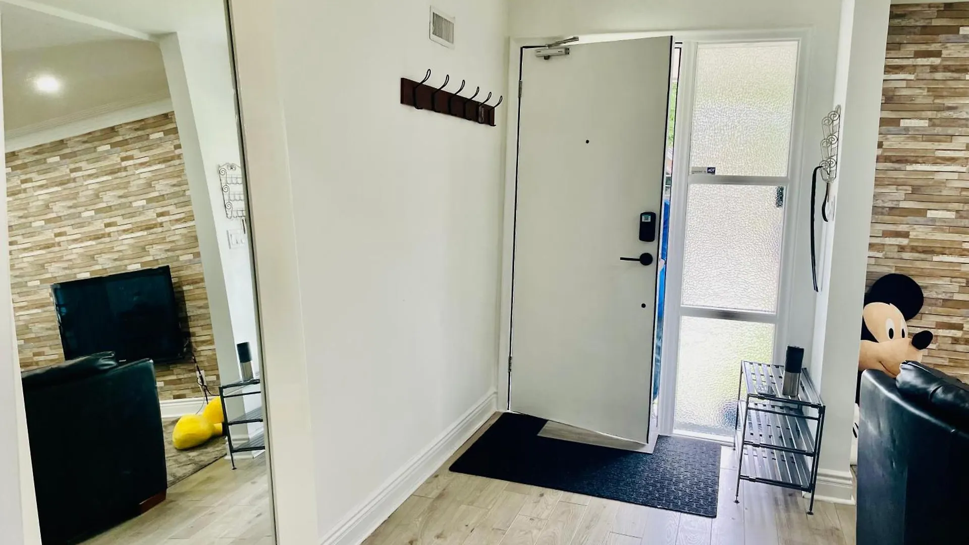 3Room Entire Floor Walk 2 Subway Toronto