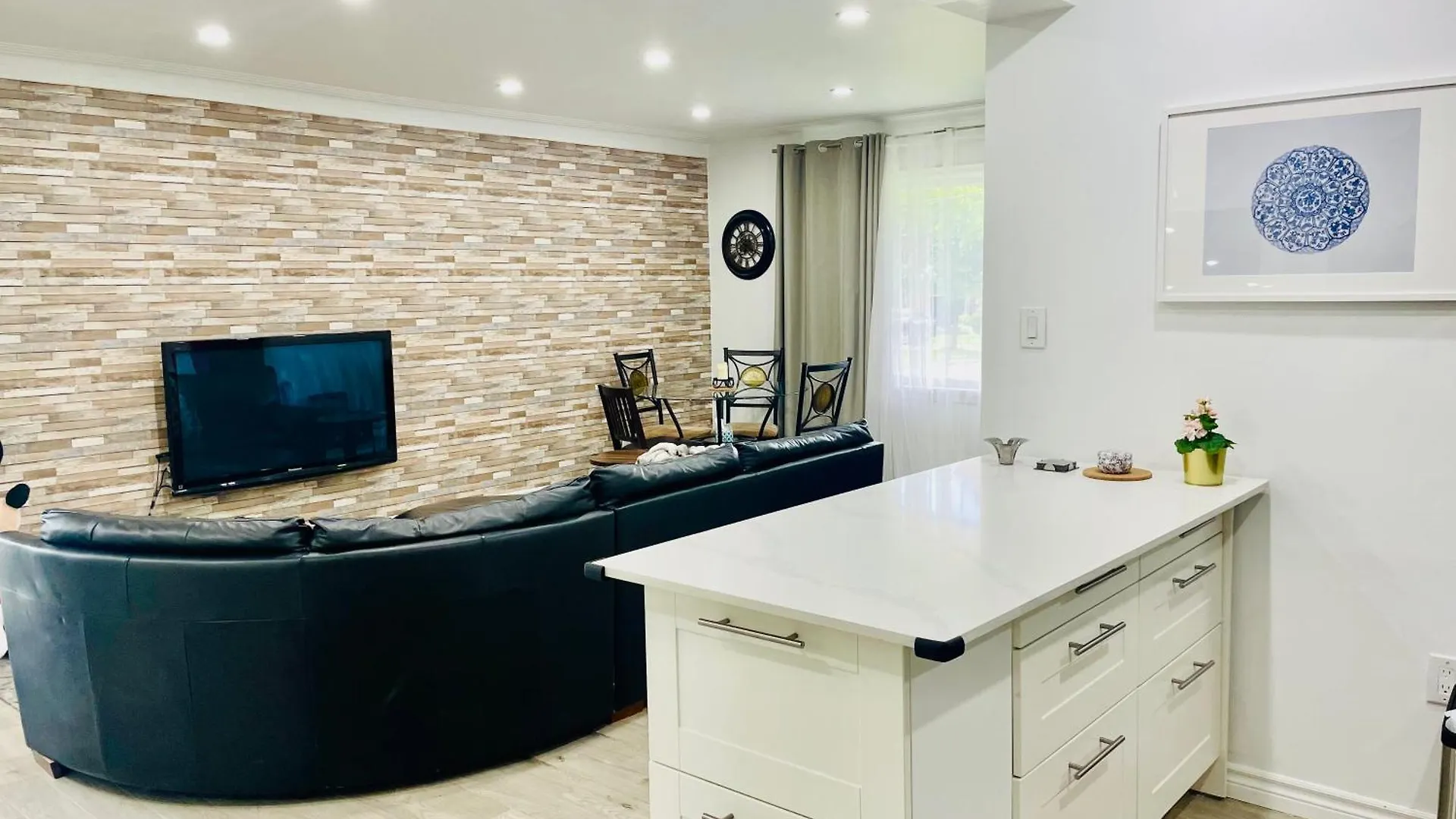 3Room Entire Floor Walk 2 Subway Toronto 0*,  Kanada